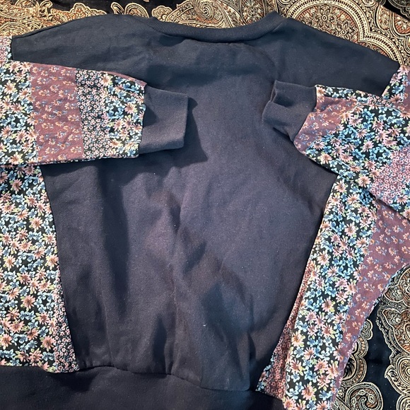 Size large cropped sweatshirt - Picture 2 of 4